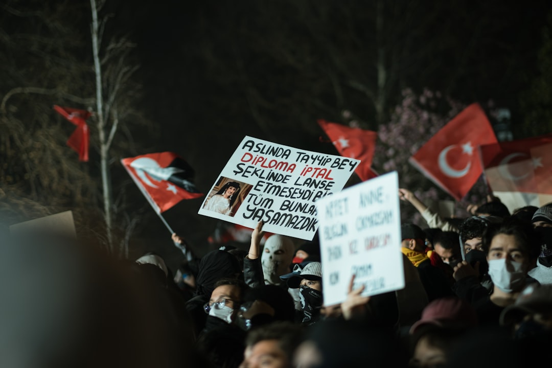 Özel Sektör Öğretmen Sendikası’na Bakanlık Önünde Polis Müdahalesi ve Gözaltılar