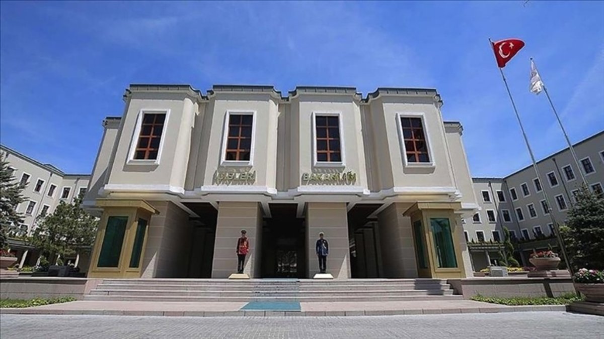 İçişleri Bakanlığı, Adalar ve Silifke Belediye Başkanlarını Görevden Uzaklaştırdı