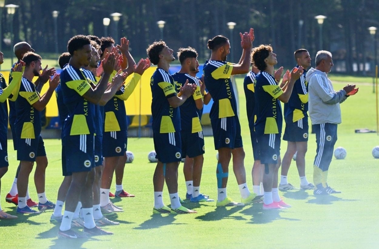 Fenerbahçe Topuk Yaylası'nda Kartal Yönetiminde Açık Antrenman Binlerce Taraftarın Katılımıyla Gerçekleşti