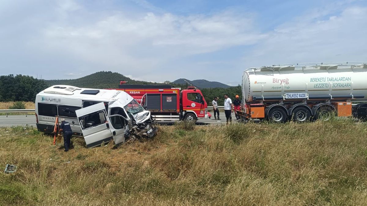 Keşan'da Minibüs Tankere Çarptı, 16 Kişi Yaralandı